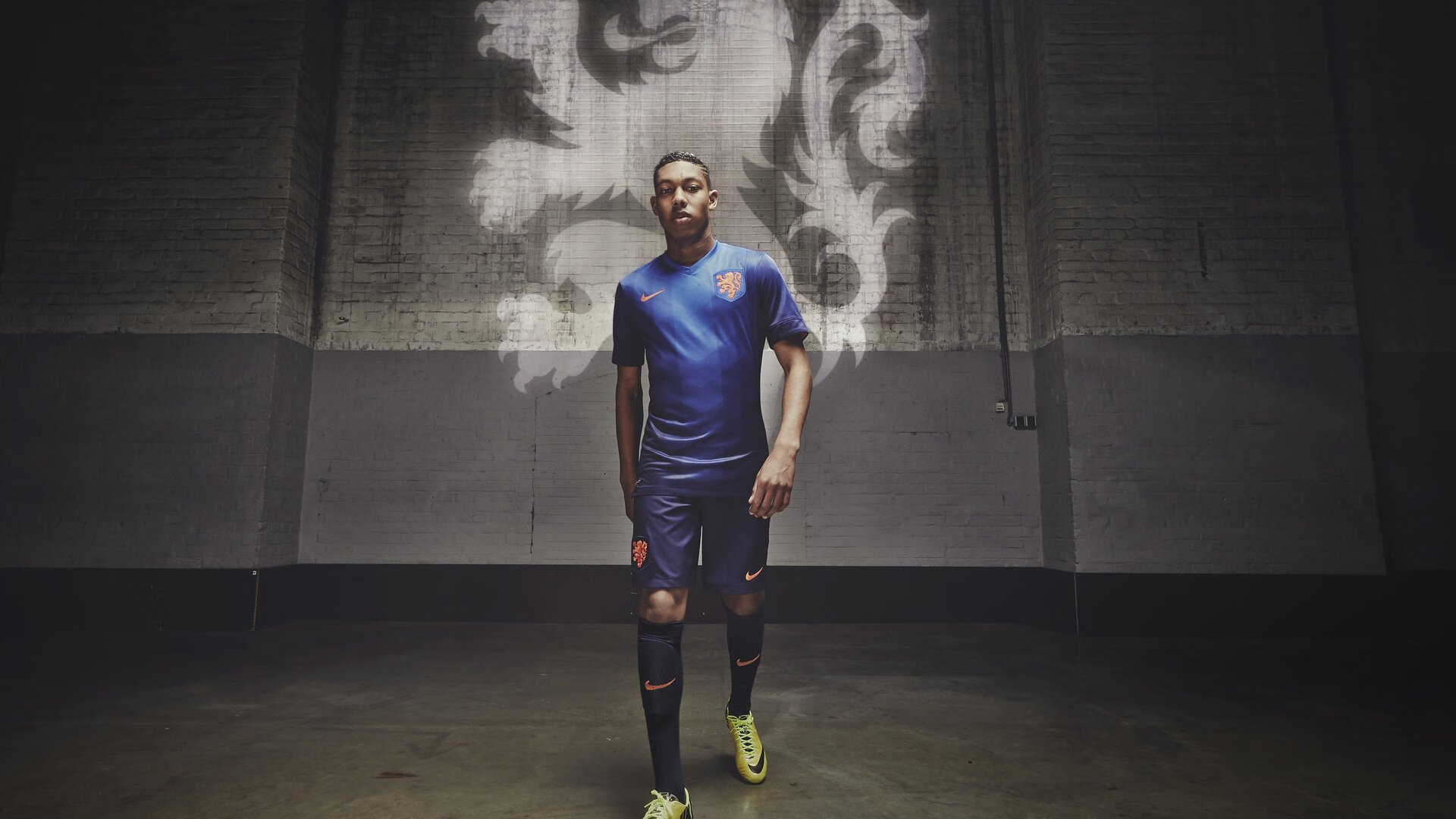 埃因霍温再创连胜纪录,强势领跑荷兰联赛,荷兰埃因霍温房价